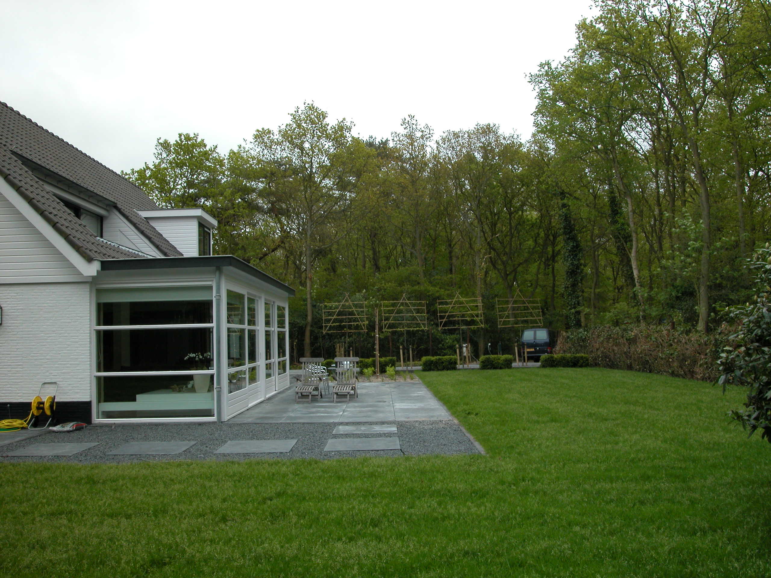 Tuin met houten constructie en beplanting