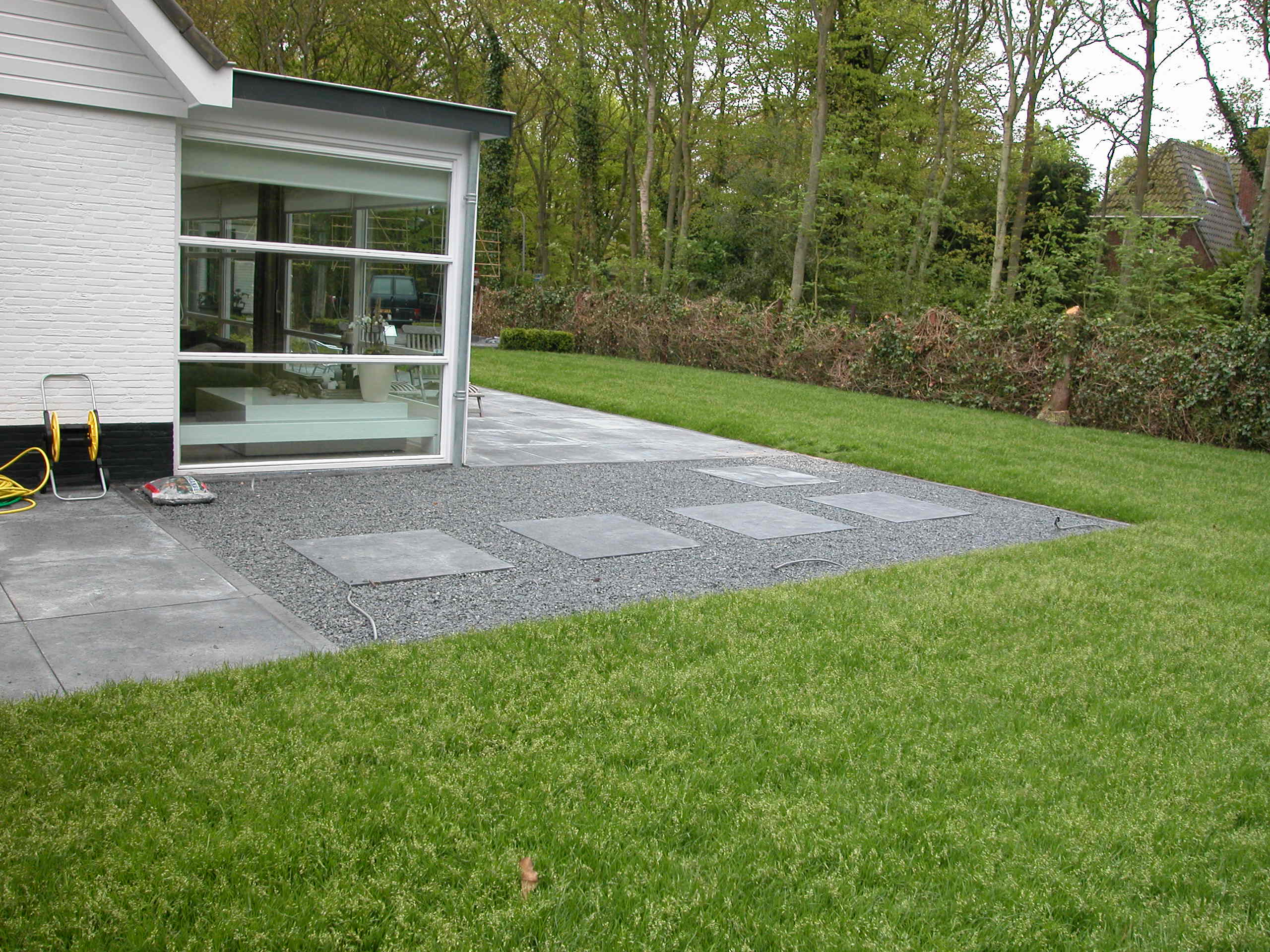 Houten terrasconstructie met beplanting