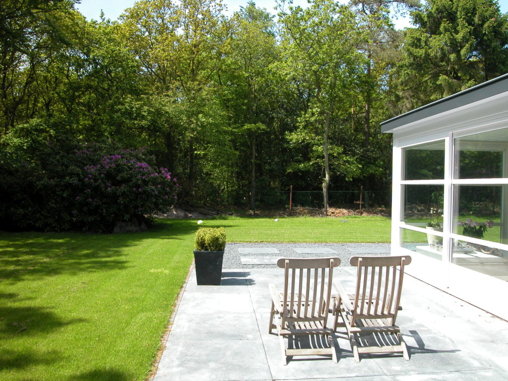 Sfeervolle tuin aangelegd door Quercus Garden