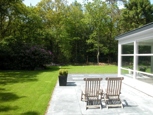 Tuinproject van Quercus Garden – sierbestrating en borders